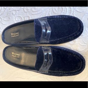 Weejuns by GH Bass Co eat. 1876. Blue velvet slip on loafer 9.5 M